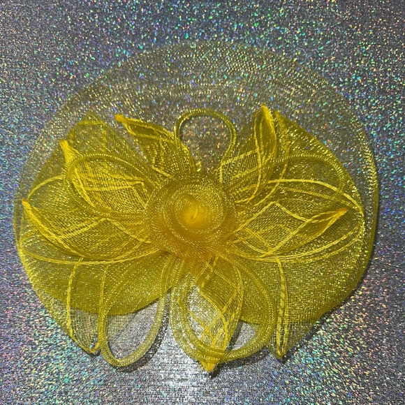 Elegant Yellow Fascinator Hat - Picture 1 of 2